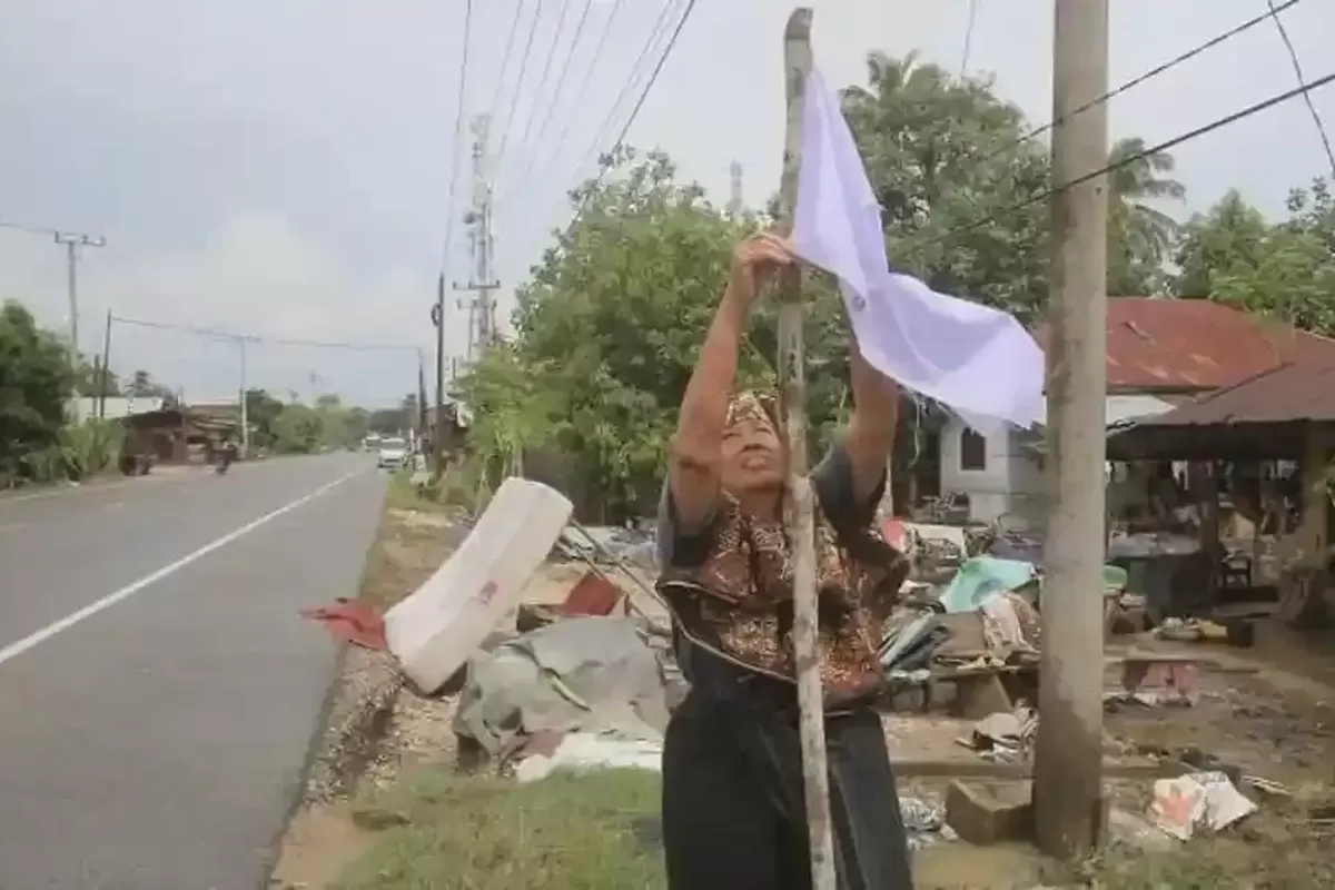 Bendera putih berkibar di sejumlah titik di jalan-jalan Aceh sebagai tanda darurat. Warga menyerah menangani banjir di Aceh. (FOTO: ISTIMEWA)