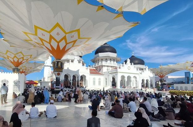Peringatan gempa dan tsunami Aceh ke-21 di Masjid Raya Baiturrahman (MRB) Banda Aceh berlangsung khidmad. Seribuan jemaah larut dalam zikir dan doa, Jumat (26/12/2025).(Foto: Kompas.com/Zuhri Noviandi)