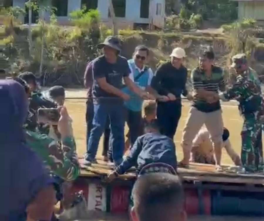 Wakil Gubernur Aceh Fadhullah bersama sejumlah rombongan menaiki rakit darurat saat menyeberang di wilayah Pameu Aceh Tengah yang masih terisolir jalur darat. Rakit yang ditumpangi Wagub Aceh terbalik (Foto: Dok untuk RRI)