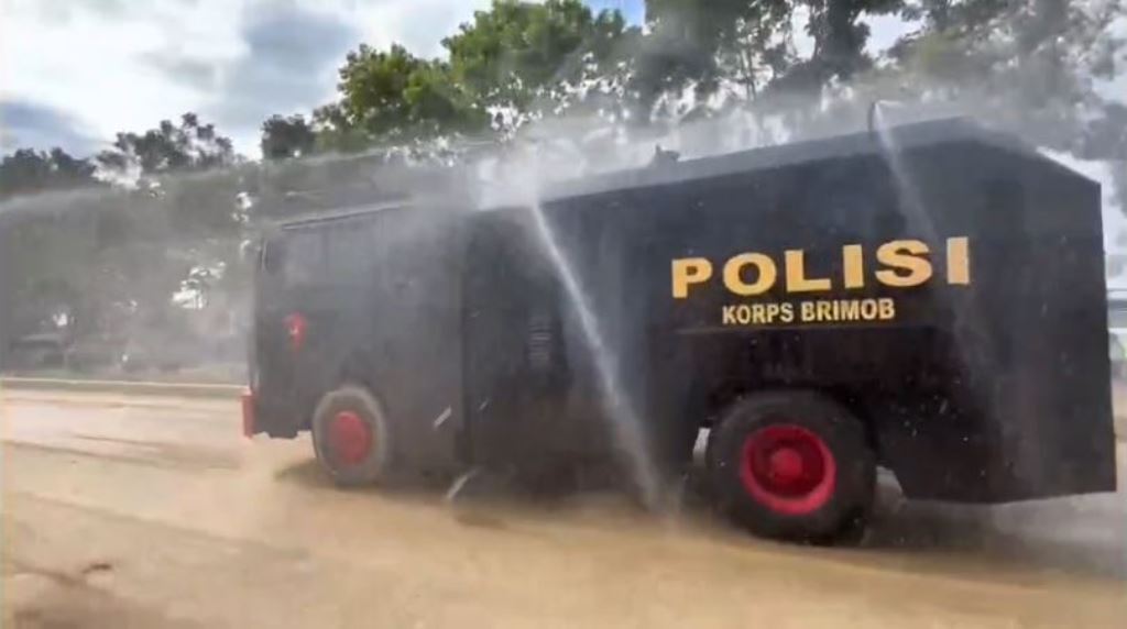 Polri Bersihkan dan Siram Jalan Protokol Aceh Tamiang untuk Tekan Debu Pascabanjir dan Cegah ISPA. (FOTO: POLRI)