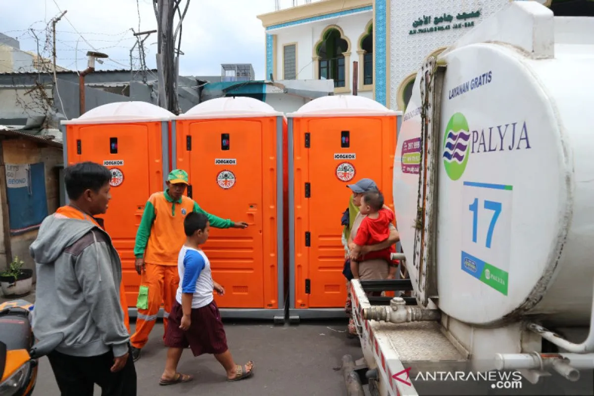 Toilet portabel. (FOTO: ANTARA/M Risyal Hidayat)