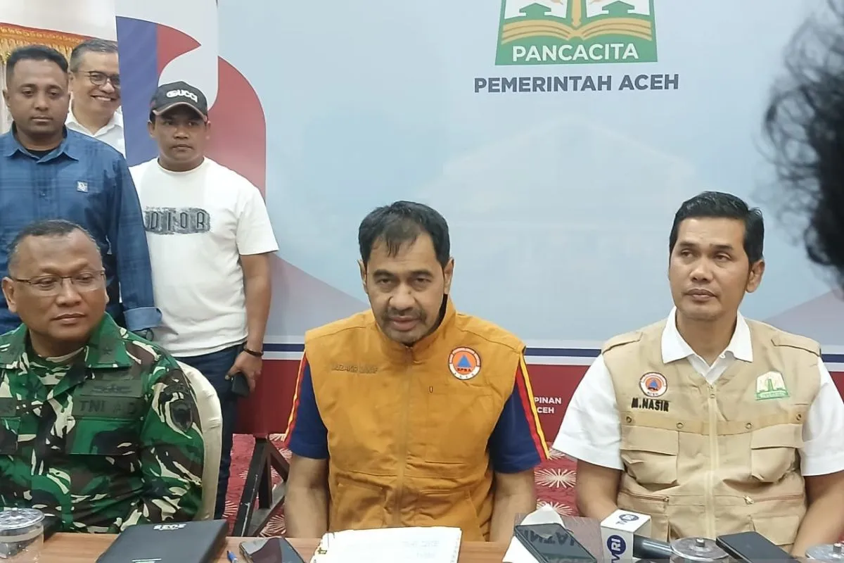 Gubernur Aceh Muzakir Manaf atau Mualem saat memberikan keterangan kepada awak media usai menetapkan perpanjangan status tanggap darurat bencana hidrometeorologi Aceh, di Pendopo Gubernur Aceh, di Banda Aceh, Rabu malam (10/12/2025). (Foto: ANTARA)
