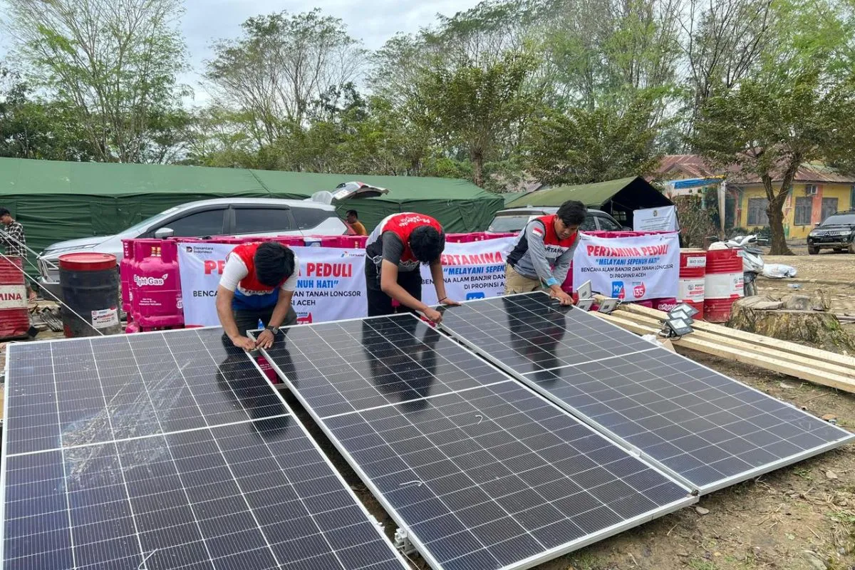PT Pertamina (Persero) membantu Pembangkit Listrik Tenaga Surya (PLTS) di sejumlah titik posko pengungsi di wilayah Aceh Tamiang.  (FOTO: ANTARA/HO-Pertamina)