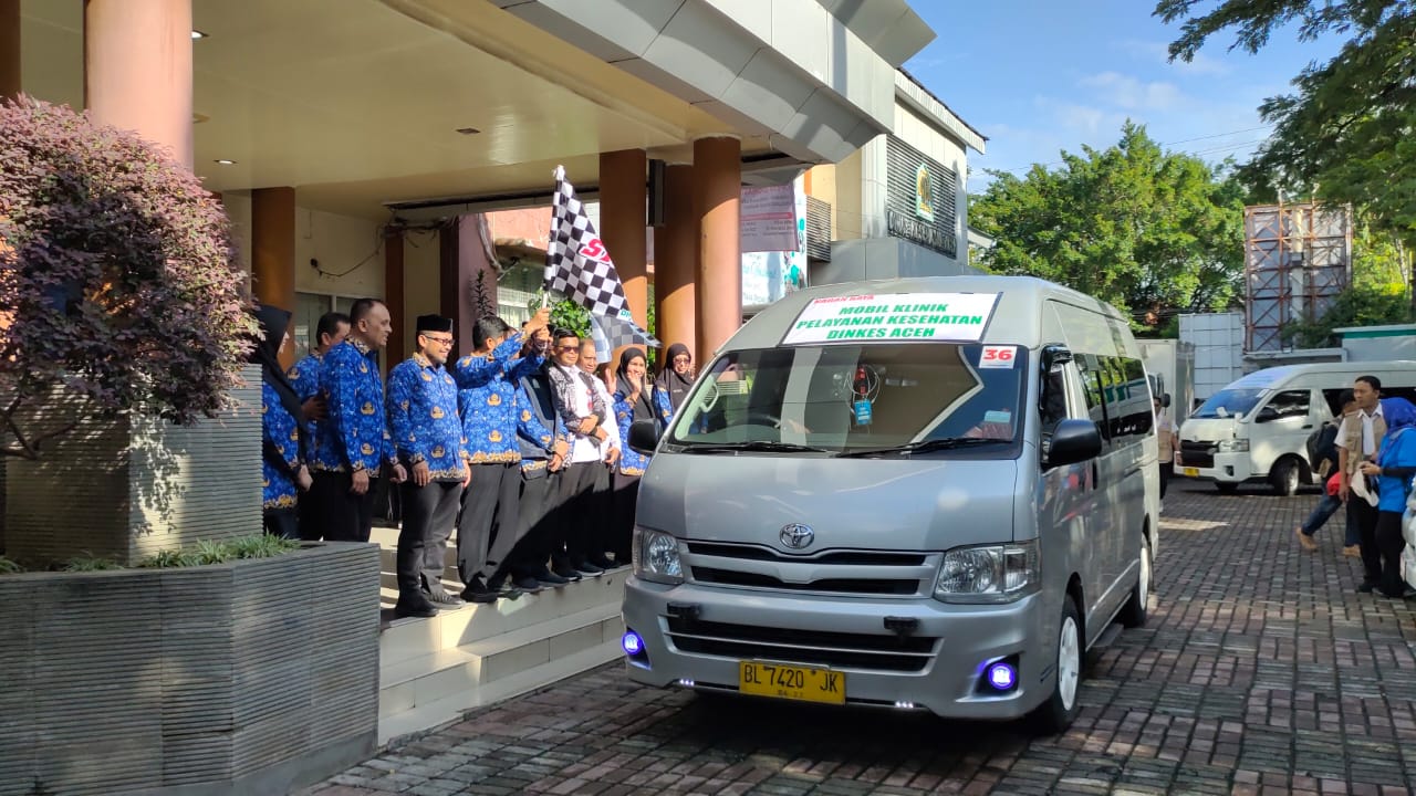 Asisten I Setda Aceh Lepas 33 EMT Terpadu ke Sembilan Daerah Terdampak Bencana. (Foto: Dinkes Aceh)