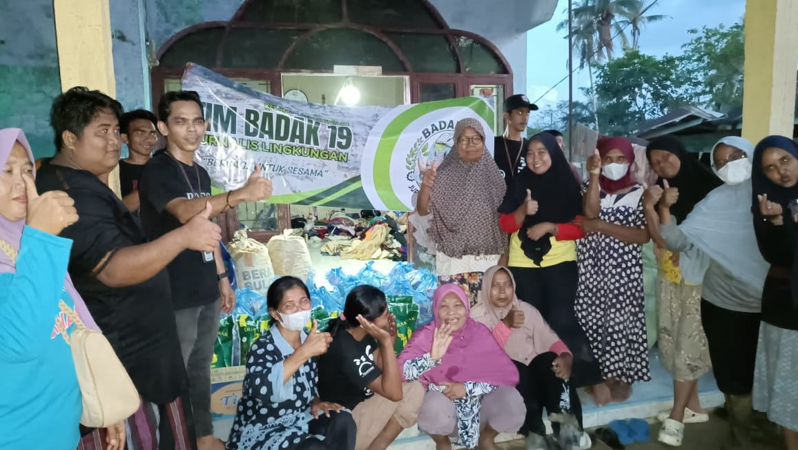 Relawan tim Badak-19 saat menyalurkan donasi di Kampung Durian, Kecamatan Rantau, Minggu 21 Desember 2025. (Foto: Nukilan/Rezi)
