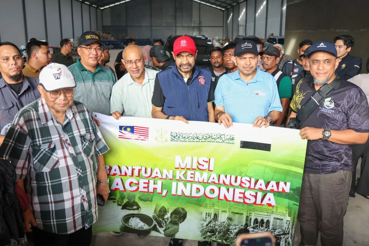 Gubernur Aceh, Muzakir Manaf saat menerima bantuan kemanusiaan dari warga Malaysia yang diserahkan secara simbolis di Aceh Utara, Minggu (28/12/2025). (FOTO: Humas Aceh)