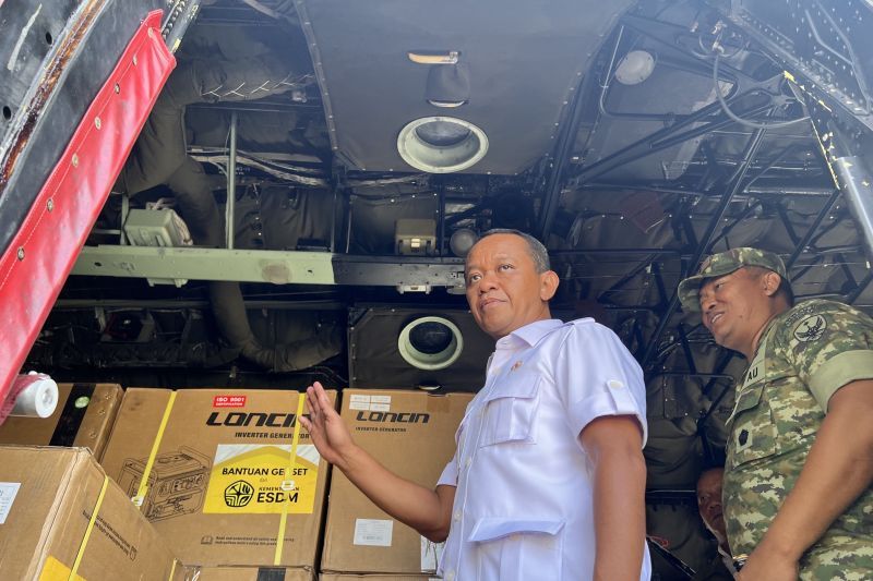 Menteri ESDM Bahlil Lahadalia mengirim bantuan berupa genset ke Aceh. (FOTO: ANTARA/Putu Indah Savitri)