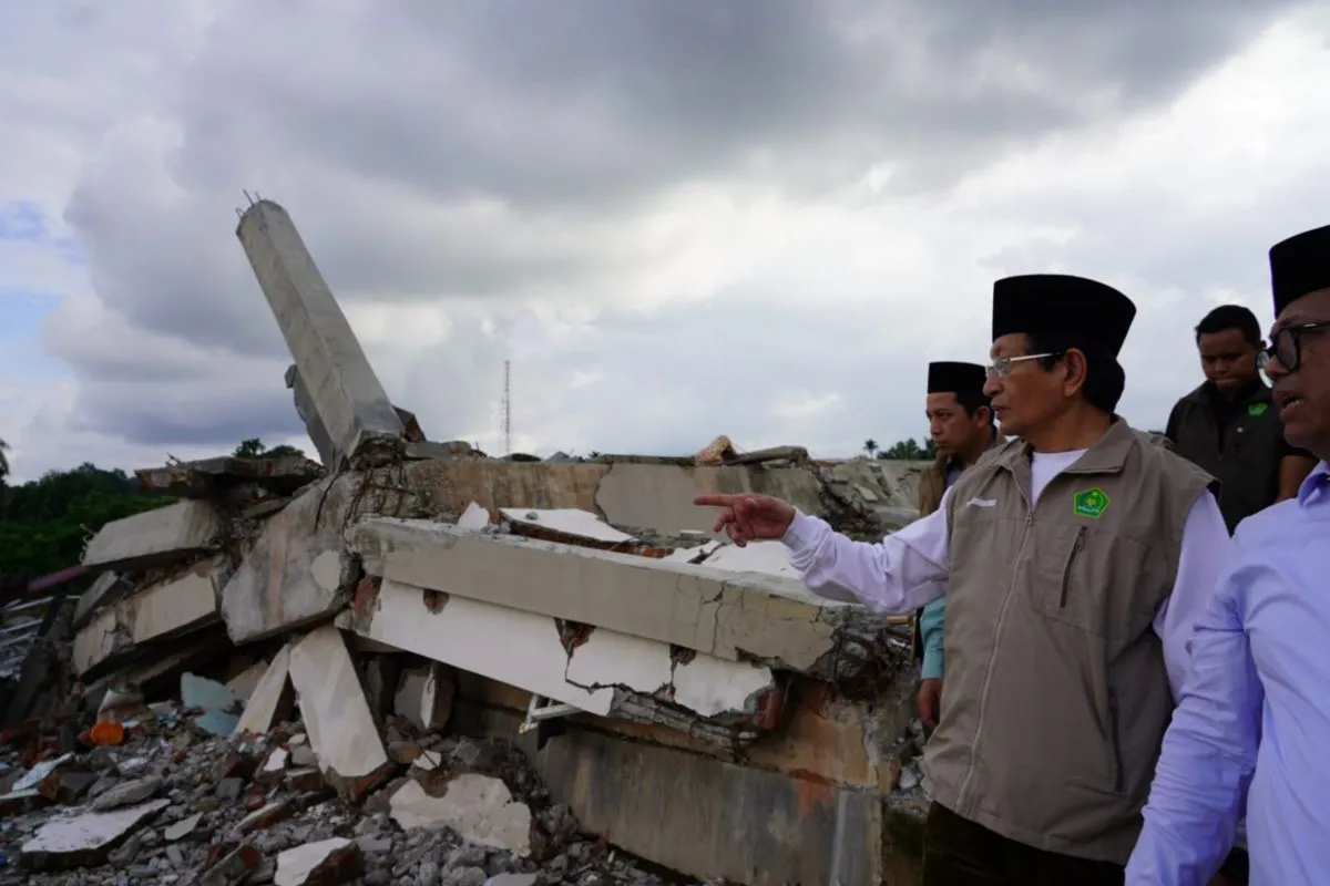 Menteri Agama Nasaruddin Umar saat meninjau Pondok Pesantren Najmul Hidayah Al Aziziyah, Kabupaten Bireuen, Aceh, yang terdampak banjir dan longsor. (FOTO: Kemenag)