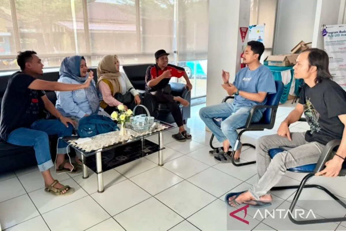 Warga mendatangi Kantor PT PLN ULP Meulaboh Kota, Kabupaten Aceh Barat guna memprotes pemadaman listrik berkepanjangan dan tidak adil, Sabtu (6/12/2025). Hingga Sabtu (13/12/2025) sebagian besar wilayah Aceh masih mengalami pemadaman listrik pascabencana alam banjir bandang pada Sabtu (26/11/2025) lalu. (FOTO: ANTARA/Teuku Dedi Iskandar)
