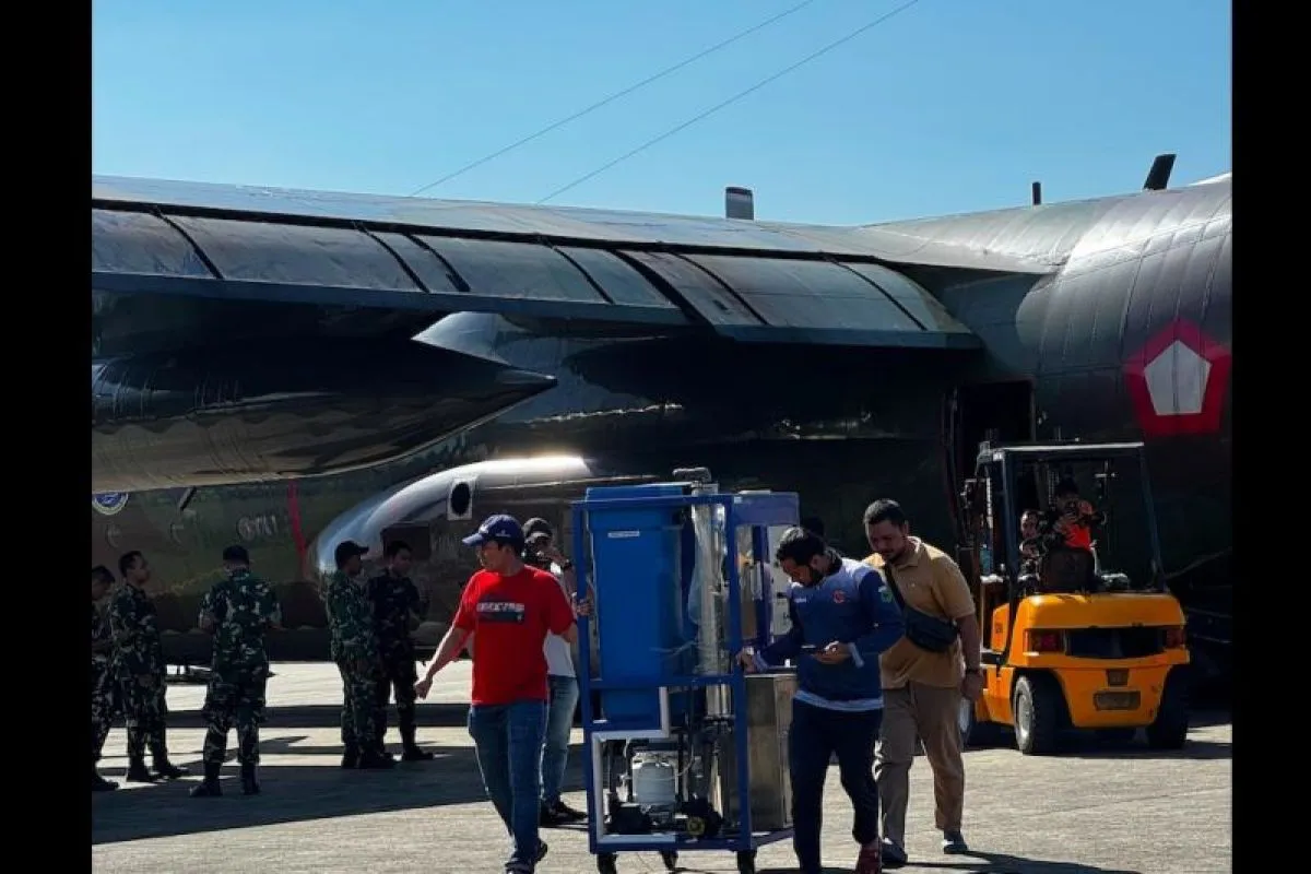 Badan Ganesha Peduli Ikatan Alumni ITB menyalurkan bantuan ke daerah bencana melalui Bandara Halim Perdanakusuma, Jakarta Timur. (FOTO: ANTARA)