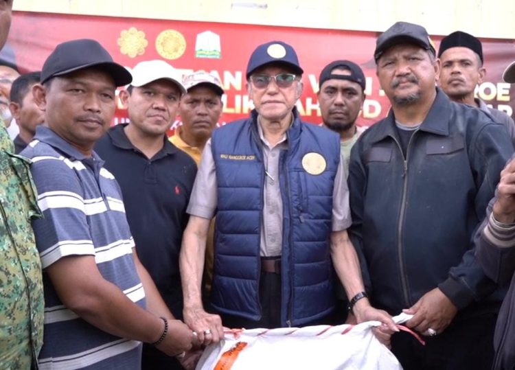 Wali Nanggroe Aceh Paduka Yang Mulia Tgk. Malik Mahmud Al-Haythar menyalurkan bantuan kemanusiaan seberat 15 ton kepada masyarakat terdampak banjir dan longsor di Kabupaten Aceh Tamiang, Minggu, 21 Desember 2025. (Foto: Tangkapan Layar)