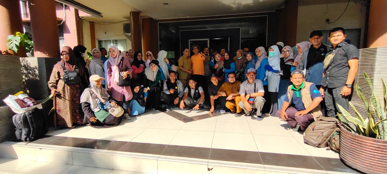 Foto Bersama Tim Emergency Medical Team (EMT) Terpadu Tahap IV untuk memperkuat layanan kesehatan bagi warga terdampak bencana di sejumlah daerah di Aceh. Pelepasan tim berlangsung di Kantor Dinas Kesehatan Aceh, Senin (22/12/2025). (Foto: Pemerintah Aceh)