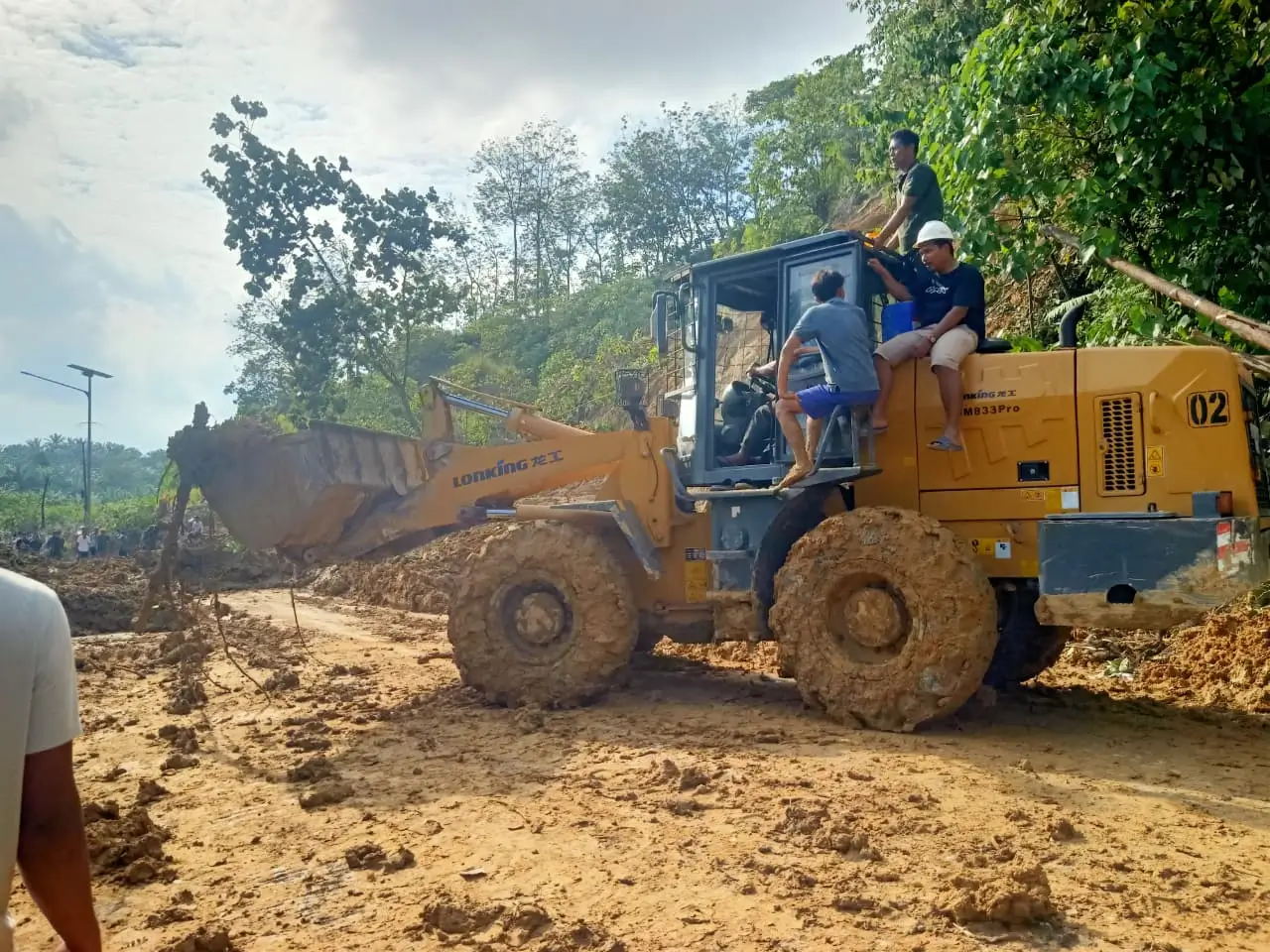 Proses pembukaan dan pembersihan jalan akses dari Sumatra Utara menuju Aceh Tamiang, pada Selasa (2/12/2025). (FOTO: Pusdatinkom BNPB)