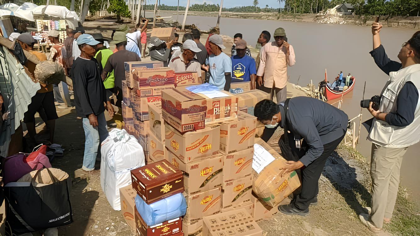 Bantuan logistik dari Bank Indonesia Aceh disalurkan kepada dua desa di Bireuen, Kamis 11 Desember 2025. (Foto: Nukilan/Rezi)