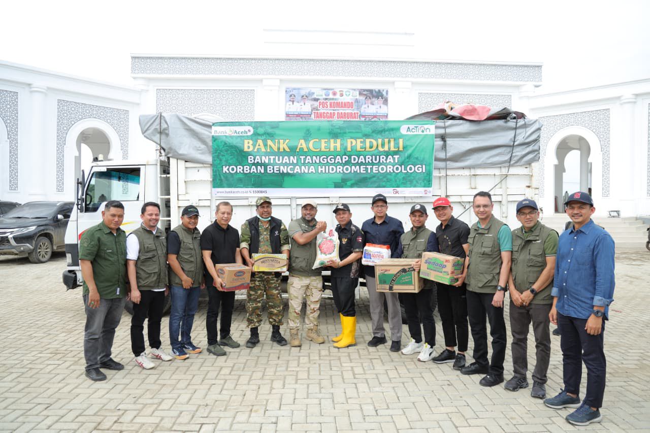 Dirut Bank Aceh Salurkan Bantuan Sembako bagi Korban Banjir Pidie Jaya. (Foto: FOr Nukilan)