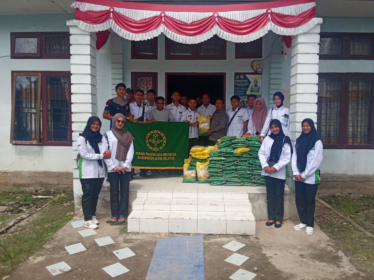 Purna Paskibraka dan Forum Tenaga Honorer Salurkan 500 Kg Beras untuk Korban Banjir Aceh Selatan. (Foto: For Nukilan)
