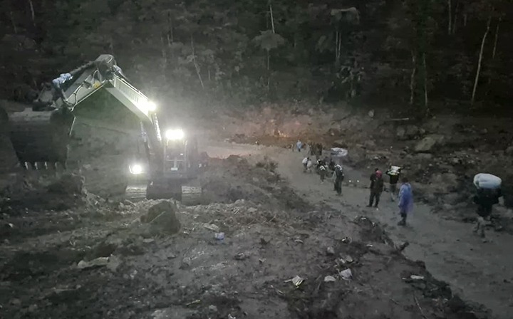 TNI Siang–Malam Percepat Pembangunan Jembatan Bailey di Bener Meriah. (Foto: For NUKILAN)