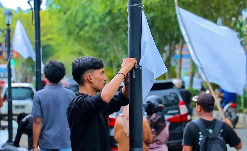 Kain putih mulai terpasang di berbagai titik jalan Kota Meulaboh. (Foto: For Nukilan)