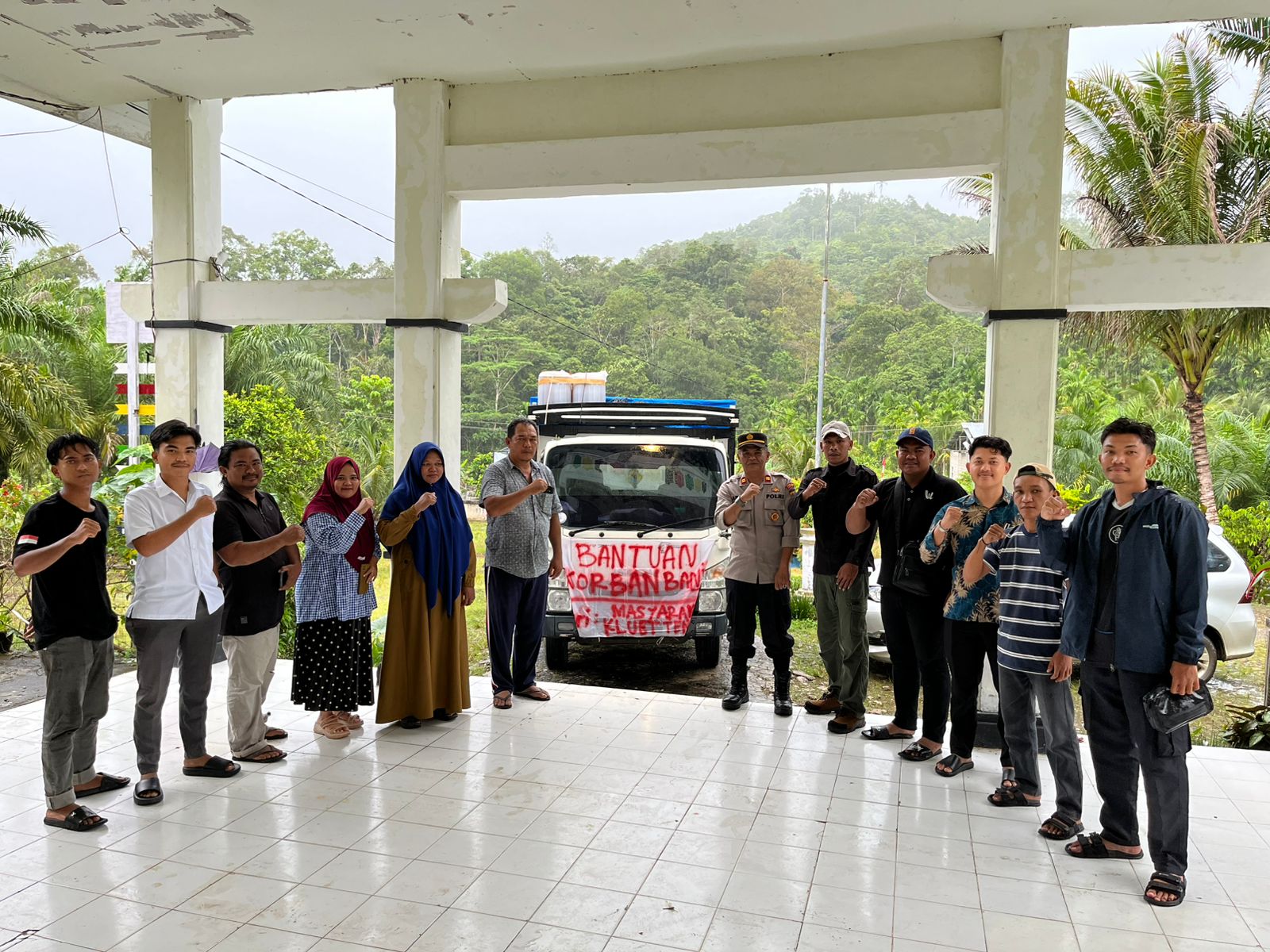 antuan kemanusiaan dari warga Menggamat, Kecamatan Kluet Tengah, Aceh Selatan, disalurkan kepada korban banjir di Kabupaten Aceh Tamiang, Rabu (17/12/2025). (Foto: For Nukilan)