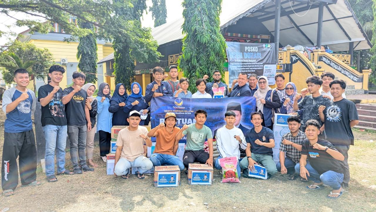 Lokasi Anjungan Pekan Kebudayaan Aceh (PKA), Dapur Umum Mahasiswa Asal Aceh Tengah, tgl 10/12/2025.  Penyerahan bantuan sembako dari Kk Irsan Sosiawan Gading Ketua DPW Partai NasDem Aceh dan Anggota DPR RI Fraksi NasDem. (Foto: For Nukilan)
