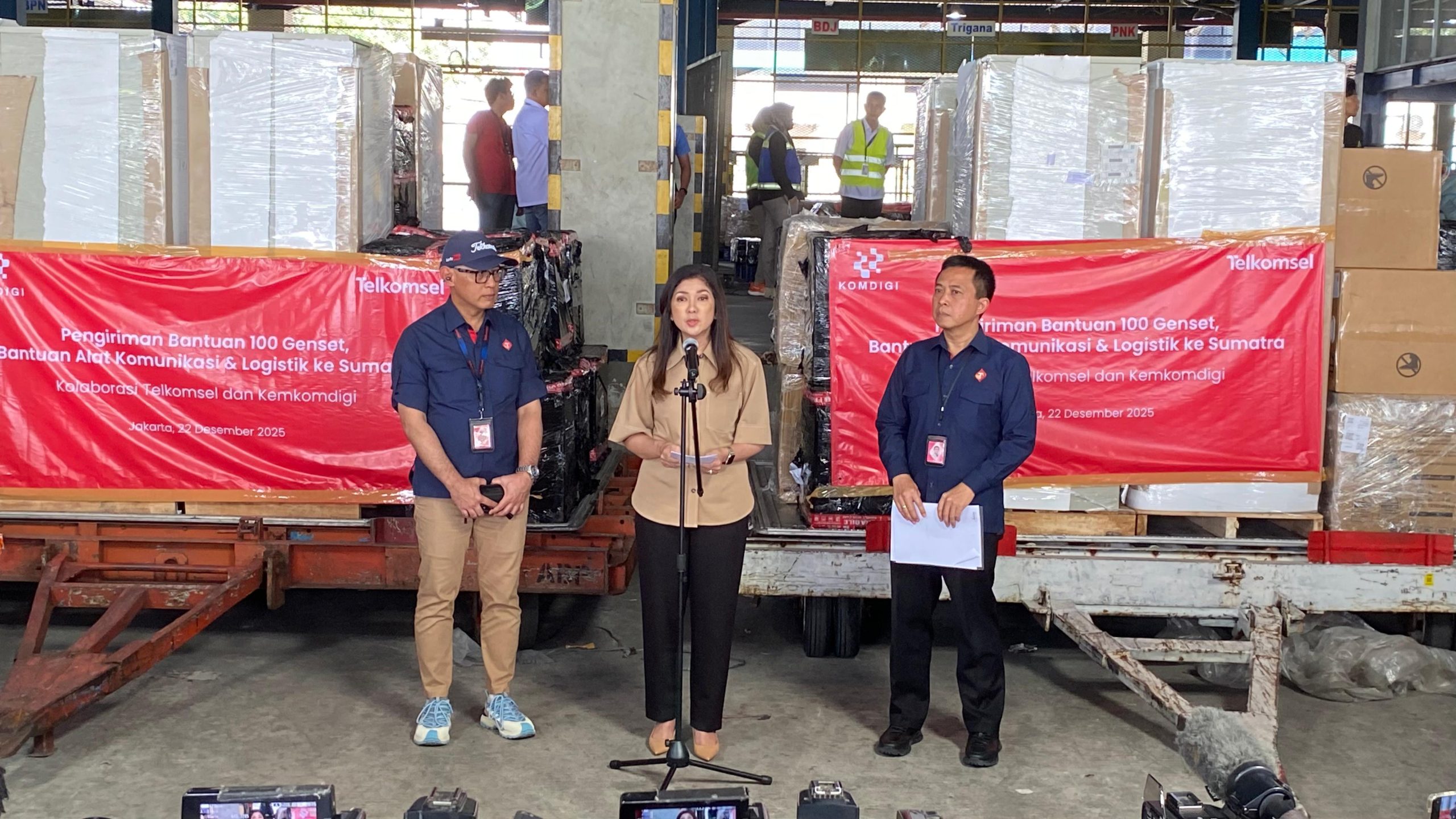Direktur Jenderal Komunikasi Publik dan Media (Dirjen KPM) Kementerian Komunikasi dan Digital (Kemkomdigi), Fifi Aleyda Yahya mengatakan bantuan ini untuk memastikan warga terdampak tetap dapat berkomunikasi, memperoleh informasi, dan menjaga ketenangan di tengah situasi darurat. (Foto: Audie Ichsan/Indonesia.go.id-KPM Kemkomdigi)
