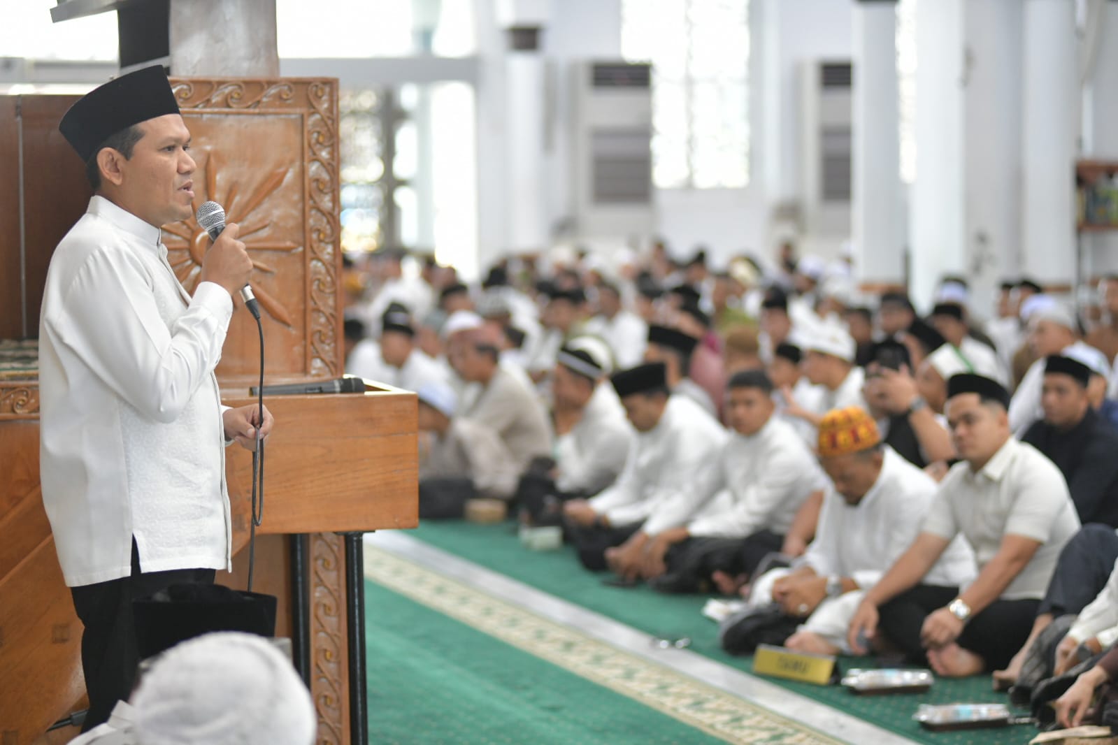 Wakil Gubernur Aceh, Fadhullah atau yang akrab disapa Dek Fadh dalam kegiatan memperingati 21 tahun Tsunami Aceh, di Masjid Raya Baiturrahman, Banda Aceh, pada Jum'at 6 Desember 2025. (Foto: Dok. Humas Aceh)