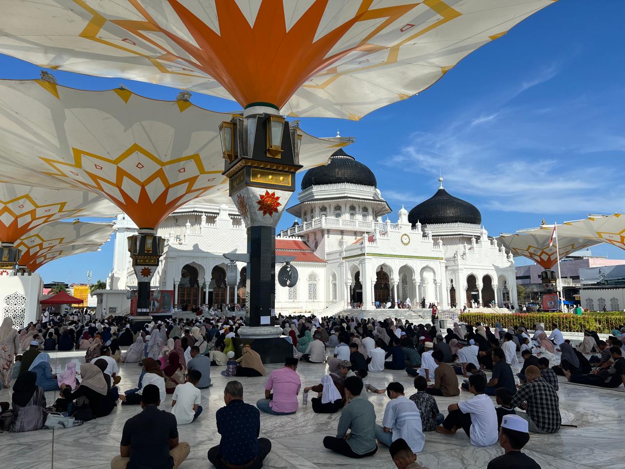 Ratusan warga dari berbagai kalangan mengikuti doa bersama memperingati 21 tahun tsunami aceh di Masjid Raya Baiturrahman Banda Aceh, Jum'at 26 Desember 2025. (Foto: Nukilan/Rezi)