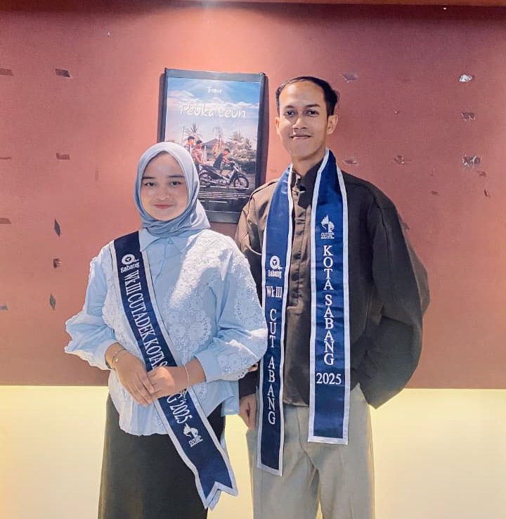 Duta Wisata Sabang 2025, Cut Abang Ari Maulana bersama Cut Adek Jihan Syakira, menghadiri kegiatan December to Remember yang digelar Komunitas Film Trieng di Ruang Teater LP2M UIN Ar-Raniry, Banda Aceh, Minggu (27/12/2025). (Foto: For NUKILAN)
