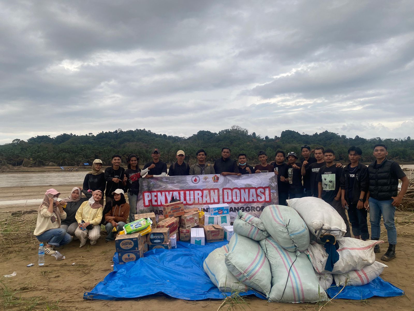 Aliansi Masyarakat Peduli Nanggro Salurkan Bantuan ke Daerah Terpencil Aceh, Desak Pemerintah Tetapkan Bencana Nasional. (Foto: For Nukilan)