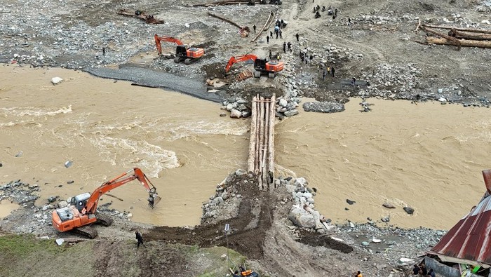 Proses perbaikan jembatan hancur terdampak bencana di Aceh (Foto: ANTARA FOTO/Syifa Yulinnas)