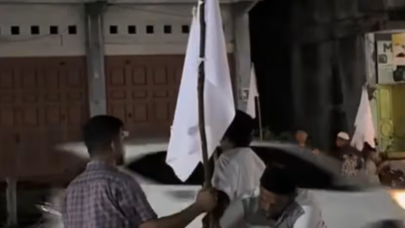Warga memasang bendera putih di jalanan Aceh sebagai tanda darurat. (FOTO: Instagram/medantalkviral)