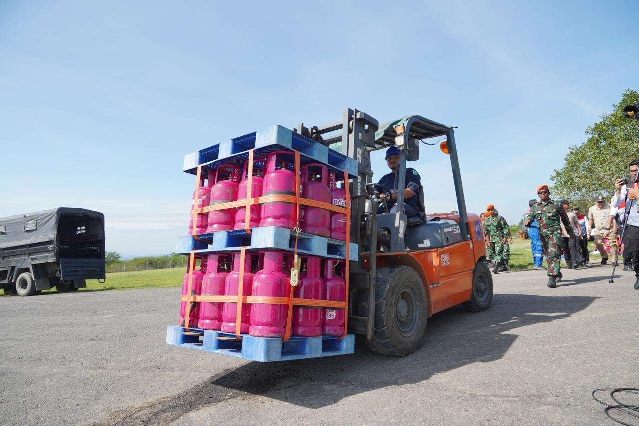 Di tengah kondisi darurat yang menyulitkan akses darat, Pertamina Patra Niaga berupaya memastikan kebutuhan energi masyarakat tetap terpenuhi. Pagi ini, bantuan LPG Bright Gas 12 kg diterbangkan langsung menggunakan helikopter menuju wilayah Bener Meriah yang terdampak. (Foto: Humas Pertamina Sumbagut).