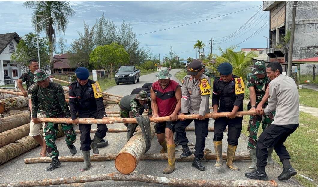 Pembuatan jembatan darurat di Desa Gosong Telaga Barat, Kecamatan Singkil Utara, Kabupaten Aceh Singkil, pada Senin (15/12/2025). (Foto: Polda Aceh)