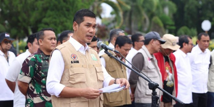 Sekretaris Daerah Aceh, M. Nasir, selaku Ketua Posko Penanganan Bencana Hidrometeorologi Aceh saat pelepasan relawan ASN di Lapangan Upacara Kantor Gubernur Aceh, Minggu (28/12/2025). (Foto: HUMAS ACEH)