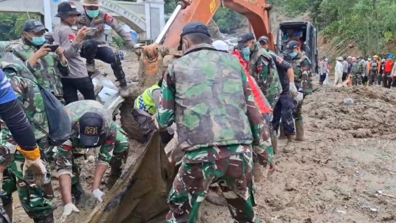 Tim gabungan kembali menemukan jenazah korban banjir dan longsor). (Foto: iNews).