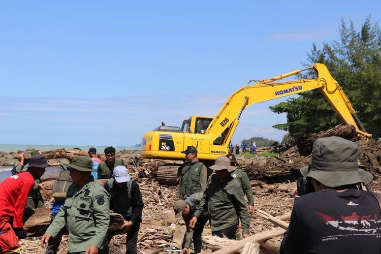 Puluhan alat berat dan ratusan personel untuk mempercepat penanganan dampak banjir di sejumlah wilayah terdampak di Aceh, Sumatera Utara, dan Sumatera Barat. (Foto: Kemenhut)