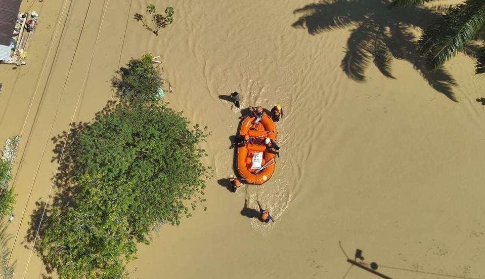 Tim Basarnas mengerahkan perahu karet untuk mengevakuasi warga yang terjebak saat bencana banjir bandang melanda Aceh pada akhir November 2025 lalu (Foto: Basarnas)