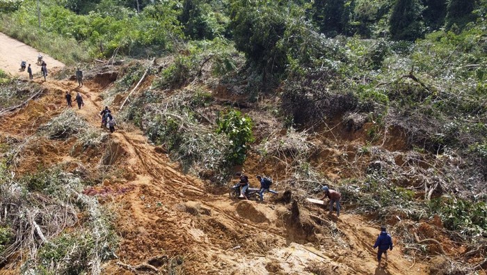 Penampakan akses jalan Aceh Utara-Bener Meriah terputus akibat longsor. (FOTO: ANTARA)