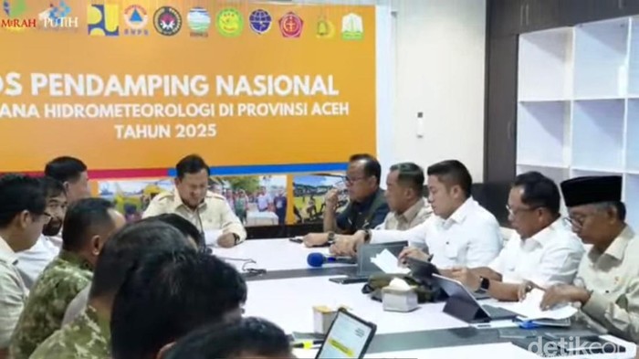 Prabowo kembali melakukan peninjauan dampak banjir bandang di Aceh. Setelah peninjauan, Prabowo langsung memimpin ratas bersama menteri-menteri usai peninjauan. (Firda/detikcom).