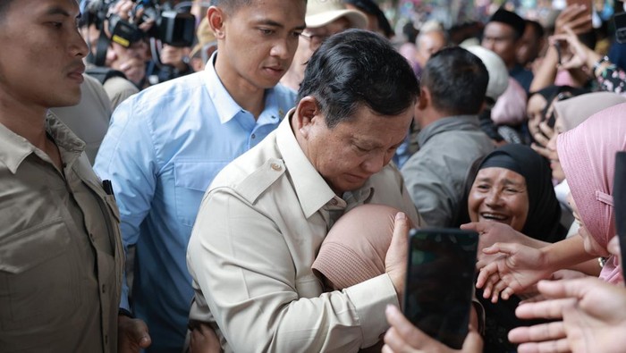 Prabowo Subianto meninjau lokasi banjir di Aceh Tamiang, Aceh Tengah, Bener Meriah, Jumat (13/12/2025). (FOTO: Dok. Tim Media Presiden)