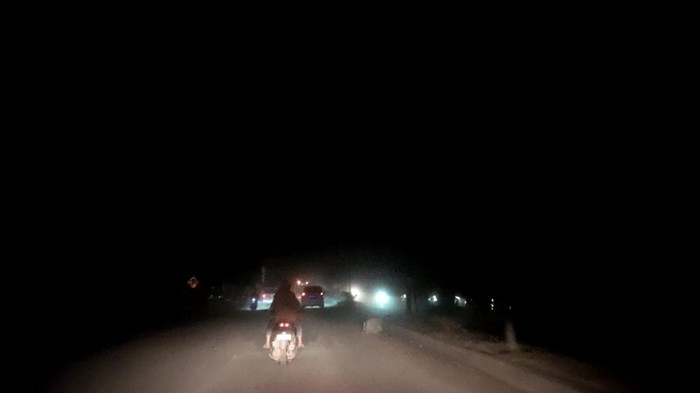Suasana malam di jalan lintas Kuala Simpang-Langsa gelap gulita karena listrik masih padam (FOTO: Nizar Aldi/detikSumut)