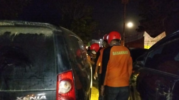 Tim gabungan menyisir satu persatu mobil yang tersapu banjir di jalanan Aceh Tamiang pasca beredar info ada mayat di dalamnya. (Foto: Pemkab Aceh Tamiang).