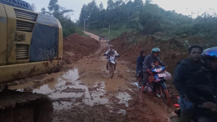 Tim PUPR Bener Meriah dan tim PUPR Provinsi Aceh melakukan pembersihan jalan tertimbun longsor di ruas jalan KKA-Bener Meriah, Aceh, Senin (1/12/2025). (Foto: Dok. Tim PUPR Provinsi Aceh)