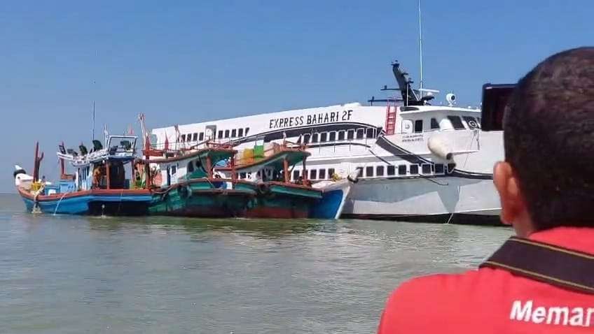 Kapal cepat Express Bahari 2F bersandar berdampingan dengan kapal nelayan saat melansir bantuan logistik untuk korban banjir Aceh di Kuala Idi, Aceh Timur (Foto: RRI)