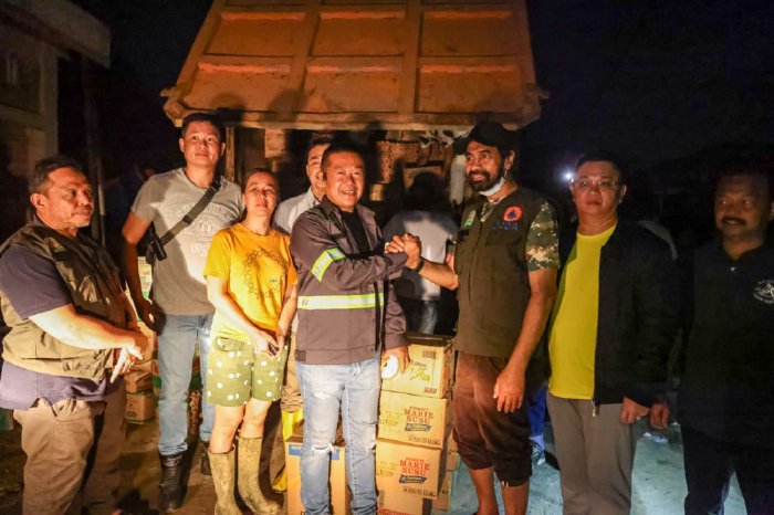 Mualem Terobos Aceh Tamiang Tengah Malam. (Foto: For Nukilan)