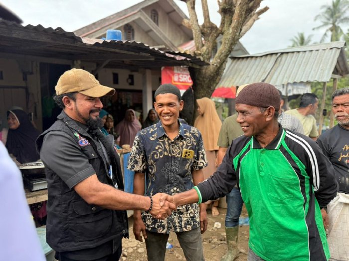 Bupati Al-Farlaky Turun Langsung Temui Pengungsi di Julok dan Simpang Ulim. (Foto: Humas Aceh Timur)