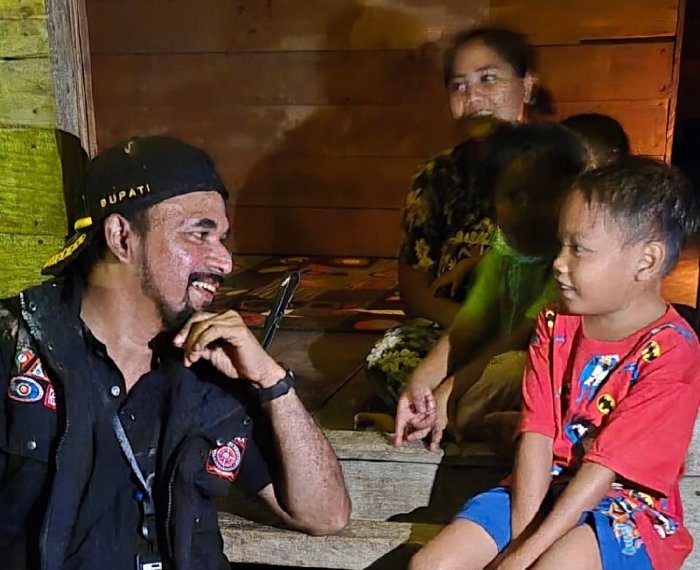 Bupati Aceh Timur, Iskandar Usman Al-Farlaky, S.H.I., M.Si., untuk menemui warganya yang terdampak banjir dan longsor. (Foto: Tangkapan Layar)