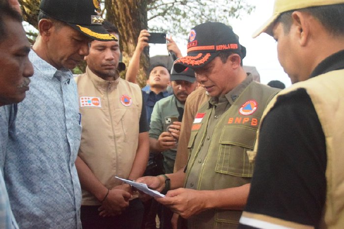 Kepala Badan Nasional Penanggulangan Bencana (BNPB) Letjen TNI Dr. Suharyanto, S.Sos., M.M melakukan kunjungan pendampingan darurat bencana ke Aceh Timur, Selasa (16/12/2025).