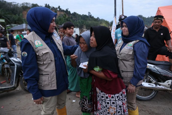 Ketua TP PKK Aceh, Marlina Muzakir, bersama Staf Ahli TP PKK Aceh, Mukarramah Fadhlullah, mengajak Penasihat Yayasan Nurjiwa Salurkan Bantuan ke Pedalaman Aceh Tamiang. (Foto: For Nukilan)