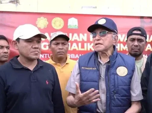 Wakil Gubernur Aceh Fadhullah atau yang dikenal sebagai Dek Fadh mendampingi Wali Nanggroe Aceh, Paduka Yang Mulia Tgk. Malik Mahmud Al-Haythar, dalam penyerahan 15 ton bantuan kemanusiaan kepada masyarakat terdampak banjir dan longsor di Kabupaten Aceh Tamiang, Minggu (21/12/2025). (Foto: For Nukilan)